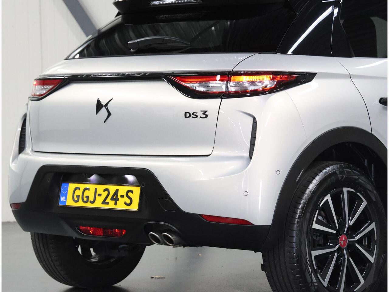 DS DS 3 1.2 130PK Performance Line | AUTOMAAT | AppleCarPlay/AndroidAuto | Navigatie | Climate Control | Adaptief Cruise Control | 360'Camera | Alcantara | Keyless | Head-Up Display | Privacy Glass | Isofix |