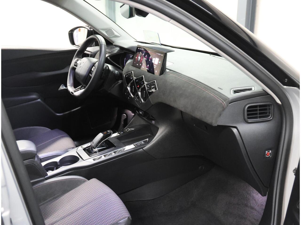 DS DS 3 1.2 130PK Performance Line | AUTOMAAT | AppleCarPlay/AndroidAuto | Navigatie | Climate Control | Adaptief Cruise Control | 360'Camera | Alcantara | Keyless | Head-Up Display | Privacy Glass | Isofix |