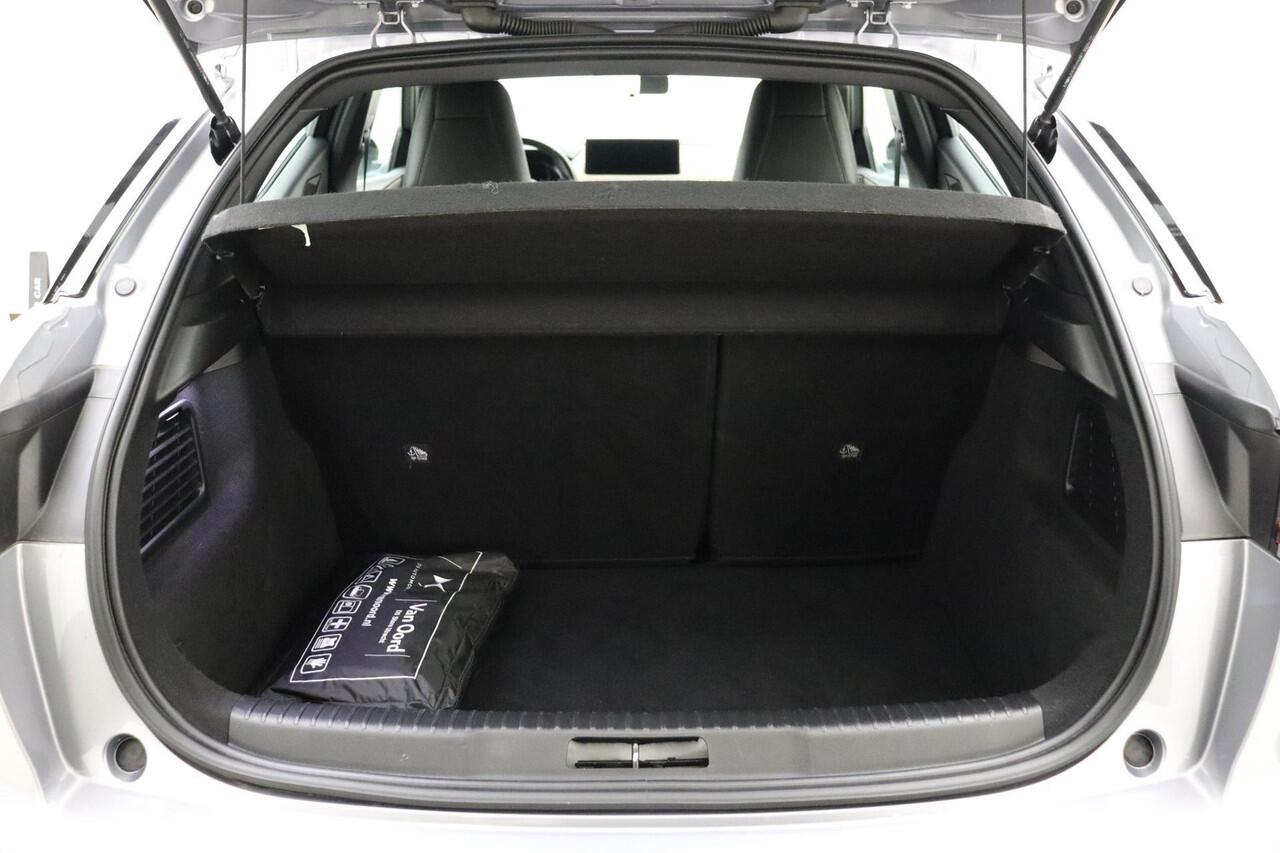 DS DS 3 CROSSBACK 1.2T Business GRATIS TREKHAAK! | Hoge zit | Keyless Entry | Navigatie | Climate Control | Parkeersensoren | Apple Carplay | Android Auto | Lichtmetalen velgen