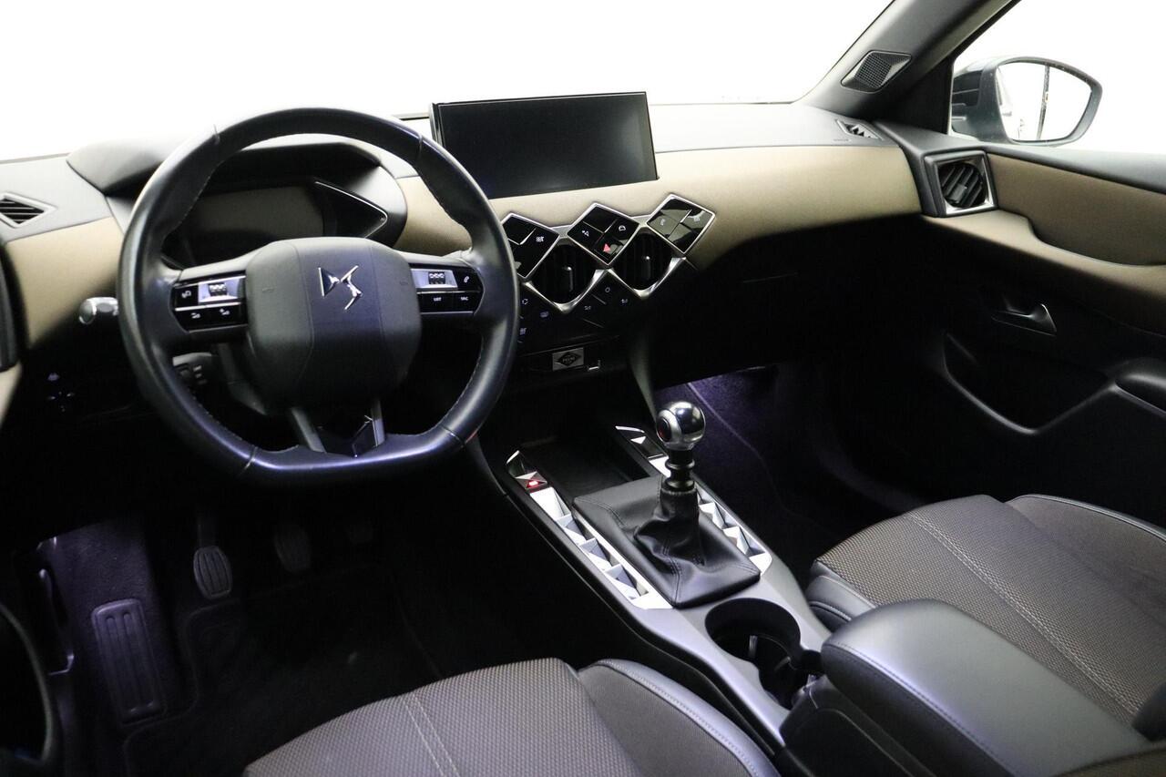 DS DS 3 CROSSBACK 1.2T Business GRATIS TREKHAAK! | Hoge zit | Keyless Entry | Navigatie | Climate Control | Parkeersensoren | Apple Carplay | Android Auto | Lichtmetalen velgen