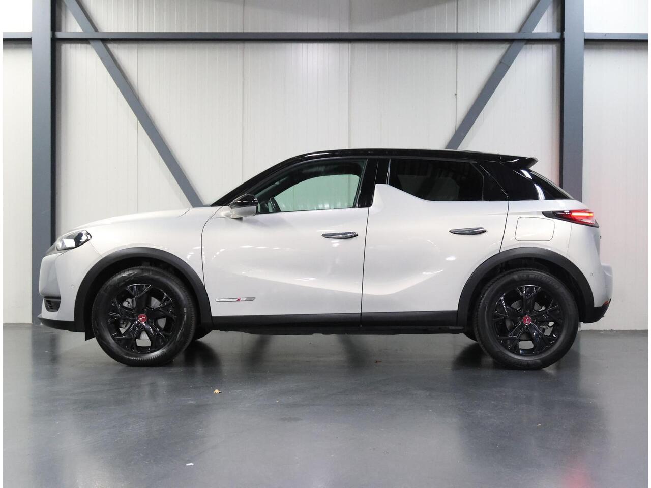 DS DS 3 CROSSBACK Performance Line 50kWh 136PK | 1ste eigenaar | 3 FASE | Camera | LEER/Stof | Stoelverwarming | Navigatie | AUTOMAAT | AppleCarPlay/AndroidAuto | Navigatie | Climate Control | Cruise Control | Keyless | Privacy Glass | Isofix |