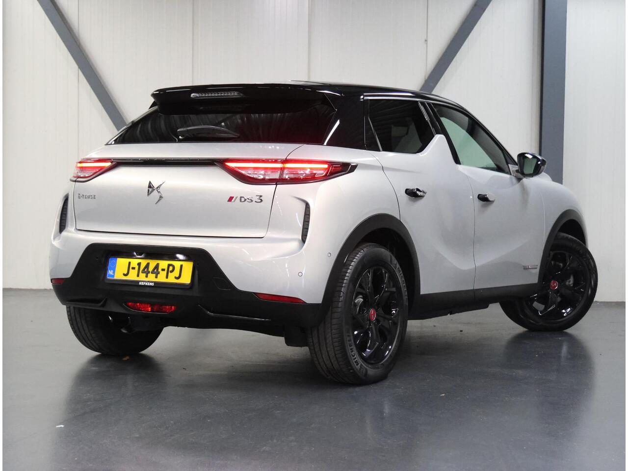 DS DS 3 CROSSBACK Performance Line 50kWh 136PK | 1ste eigenaar | 3 FASE | Camera | LEER/Stof | Stoelverwarming | Navigatie | AUTOMAAT | AppleCarPlay/AndroidAuto | Navigatie | Climate Control | Cruise Control | Keyless | Privacy Glass | Isofix |