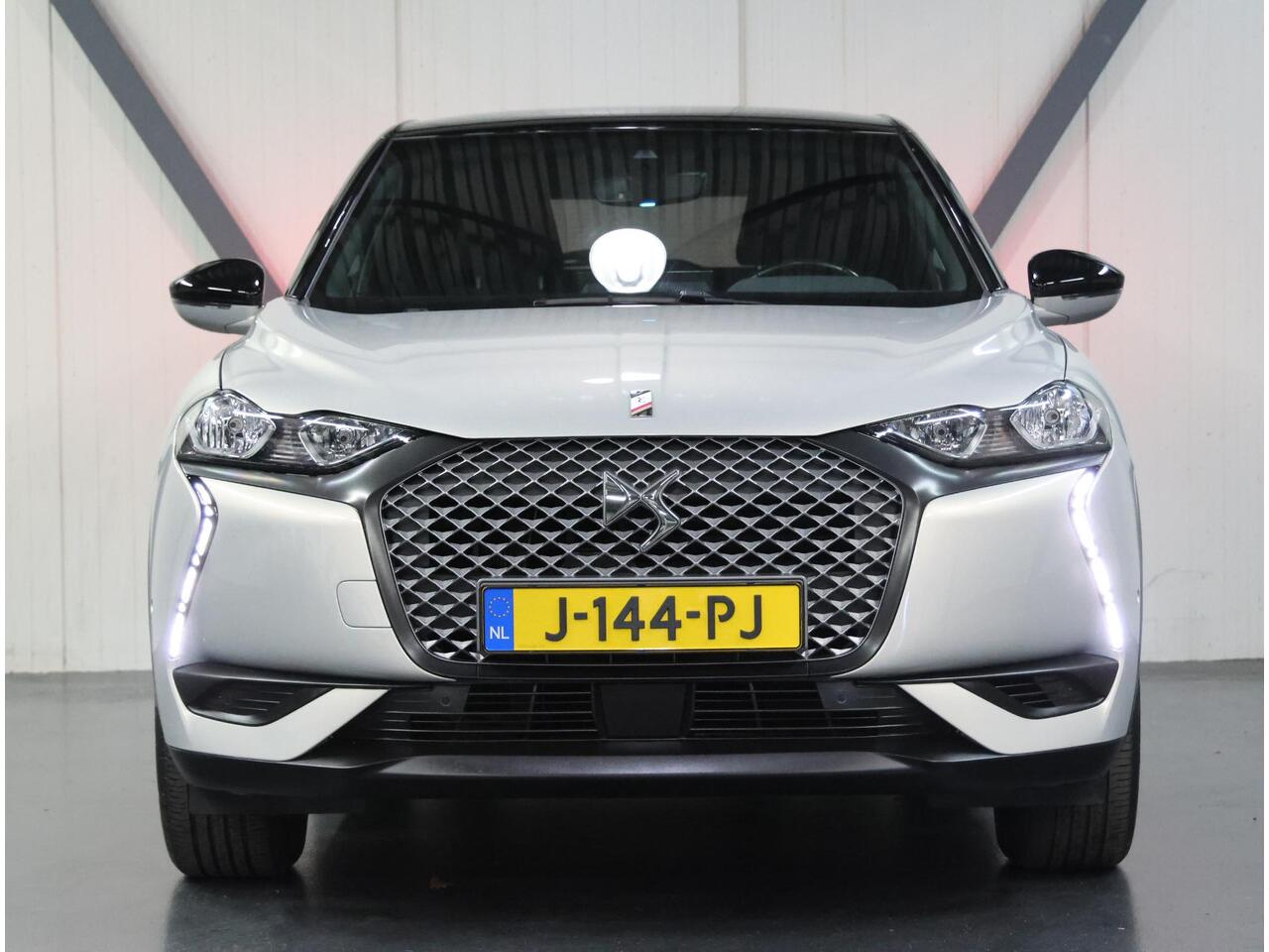 DS DS 3 CROSSBACK Performance Line 50kWh 136PK | 1ste eigenaar | 3 FASE | Camera | LEER/Stof | Stoelverwarming | Navigatie | AUTOMAAT | AppleCarPlay/AndroidAuto | Navigatie | Climate Control | Cruise Control | Keyless | Privacy Glass | Isofix |