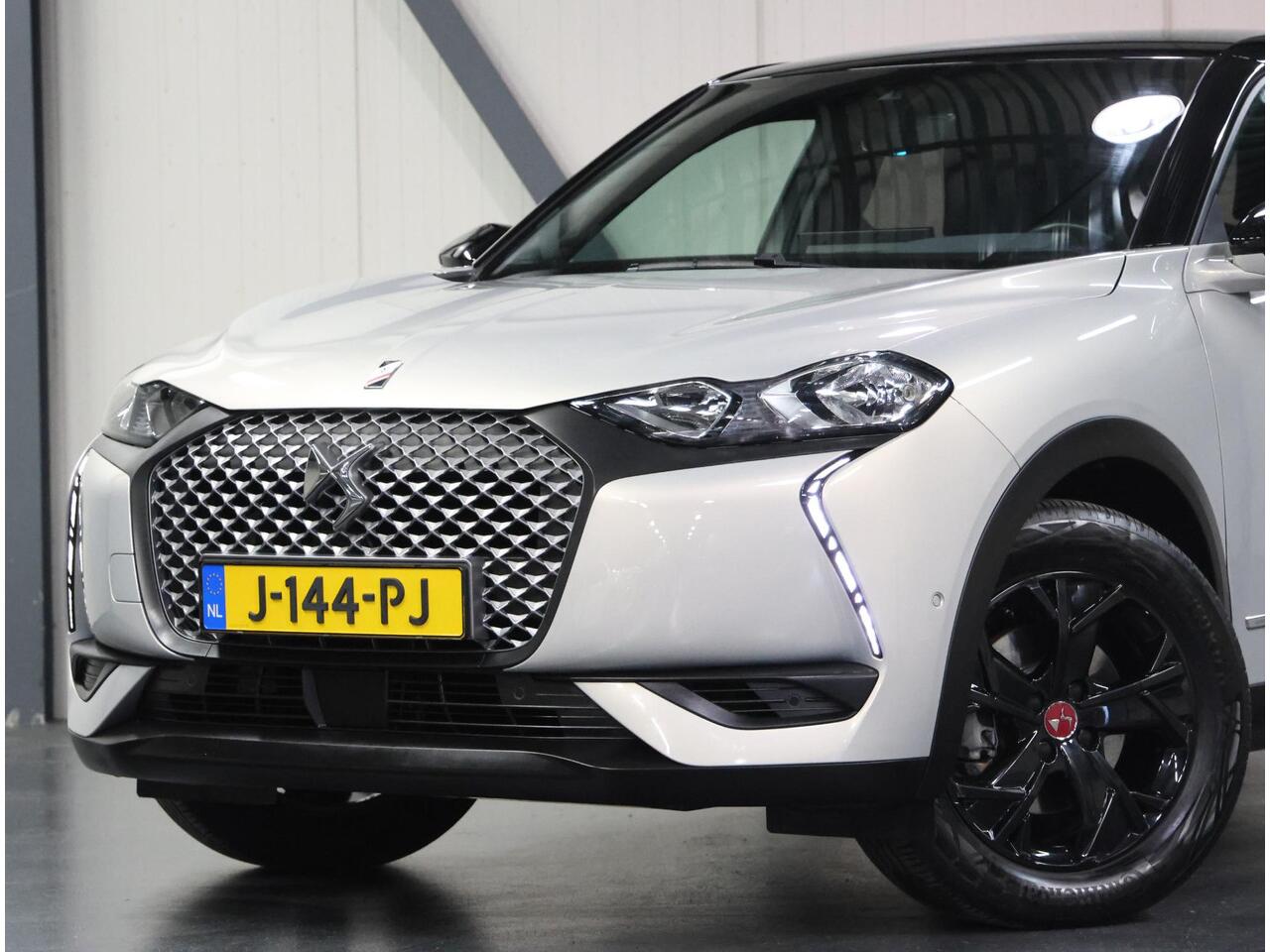 DS DS 3 CROSSBACK Performance Line 50kWh 136PK | 1ste eigenaar | 3 FASE | Camera | LEER/Stof | Stoelverwarming | Navigatie | AUTOMAAT | AppleCarPlay/AndroidAuto | Navigatie | Climate Control | Cruise Control | Keyless | Privacy Glass | Isofix |