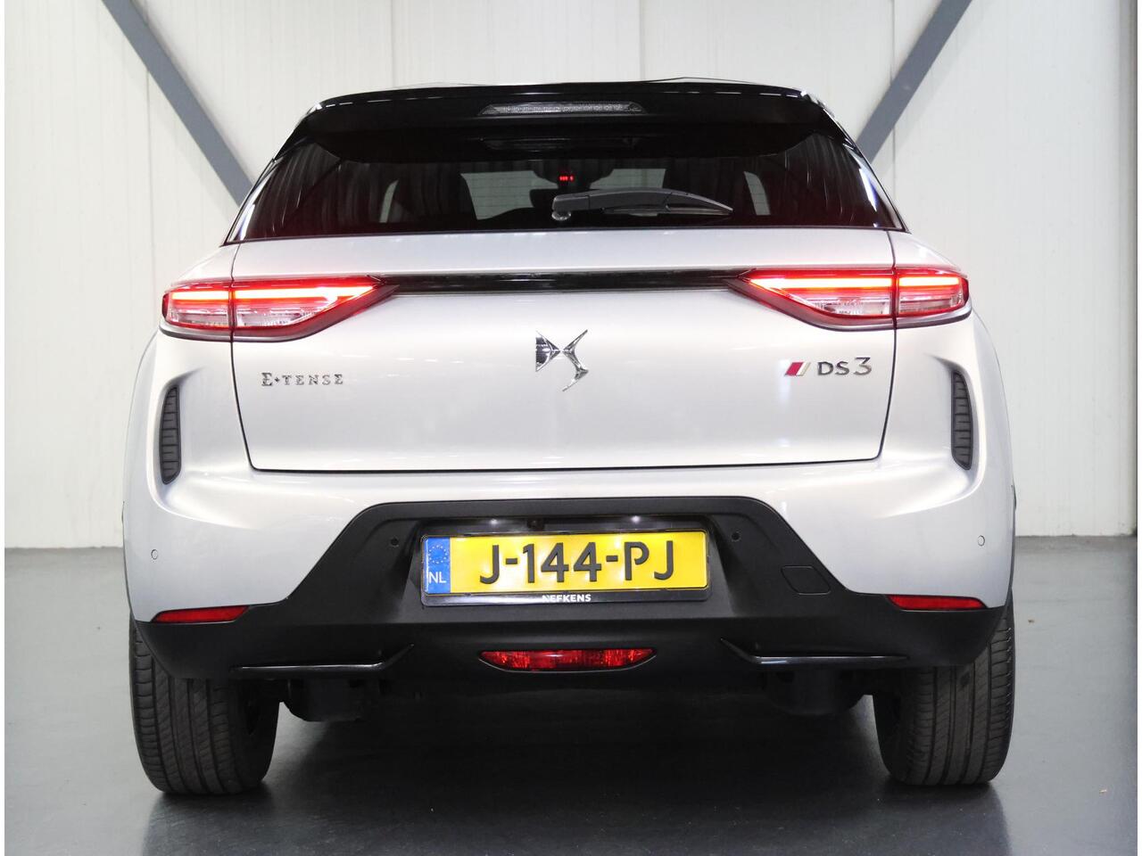 DS DS 3 CROSSBACK Performance Line 50kWh 136PK | 1ste eigenaar | 3 FASE | Camera | LEER/Stof | Stoelverwarming | Navigatie | AUTOMAAT | AppleCarPlay/AndroidAuto | Navigatie | Climate Control | Cruise Control | Keyless | Privacy Glass | Isofix |