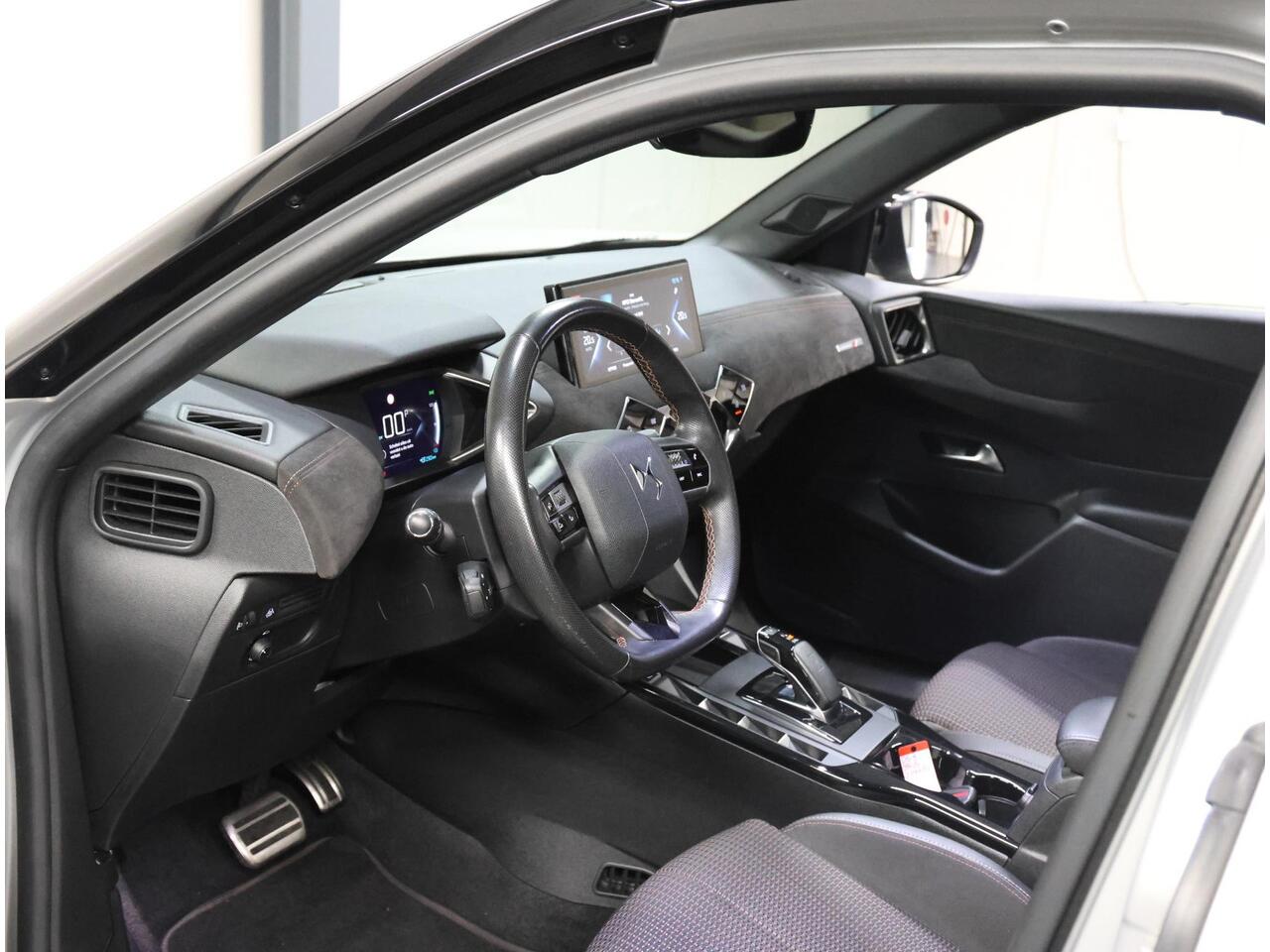 DS DS 3 CROSSBACK Performance Line 50kWh 136PK | 1ste eigenaar | 3 FASE | Camera | LEER/Stof | Stoelverwarming | Navigatie | AUTOMAAT | AppleCarPlay/AndroidAuto | Navigatie | Climate Control | Cruise Control | Keyless | Privacy Glass | Isofix |