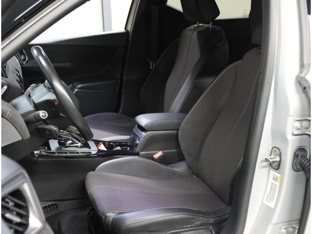 DS DS 3 CROSSBACK Performance Line 50kWh 136PK | 1ste eigenaar | 3 FASE | Camera | LEER/Stof | Stoelverwarming | Navigatie | AUTOMAAT | AppleCarPlay/AndroidAuto | Navigatie | Climate Control | Cruise Control | Keyless | Privacy Glass | Isofix |