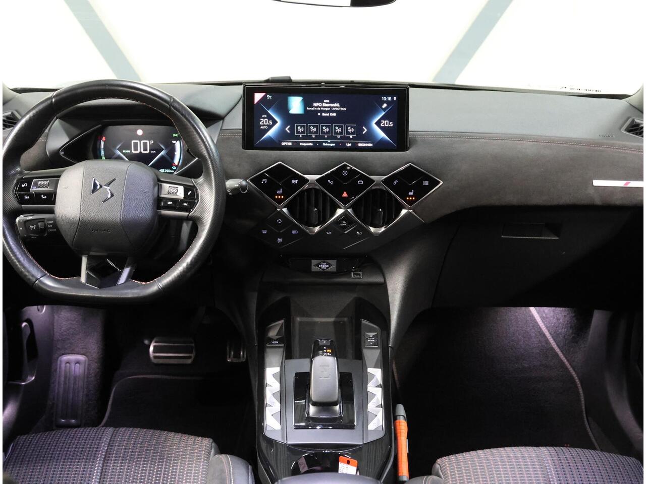 DS DS 3 CROSSBACK Performance Line 50kWh 136PK | 1ste eigenaar | 3 FASE | Camera | LEER/Stof | Stoelverwarming | Navigatie | AUTOMAAT | AppleCarPlay/AndroidAuto | Navigatie | Climate Control | Cruise Control | Keyless | Privacy Glass | Isofix |