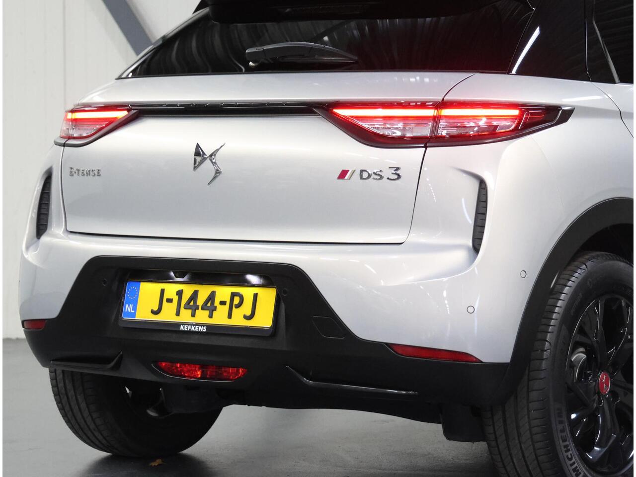 DS DS 3 CROSSBACK Performance Line 50kWh 136PK | 1ste eigenaar | 3 FASE | Camera | LEER/Stof | Stoelverwarming | Navigatie | AUTOMAAT | AppleCarPlay/AndroidAuto | Navigatie | Climate Control | Cruise Control | Keyless | Privacy Glass | Isofix |