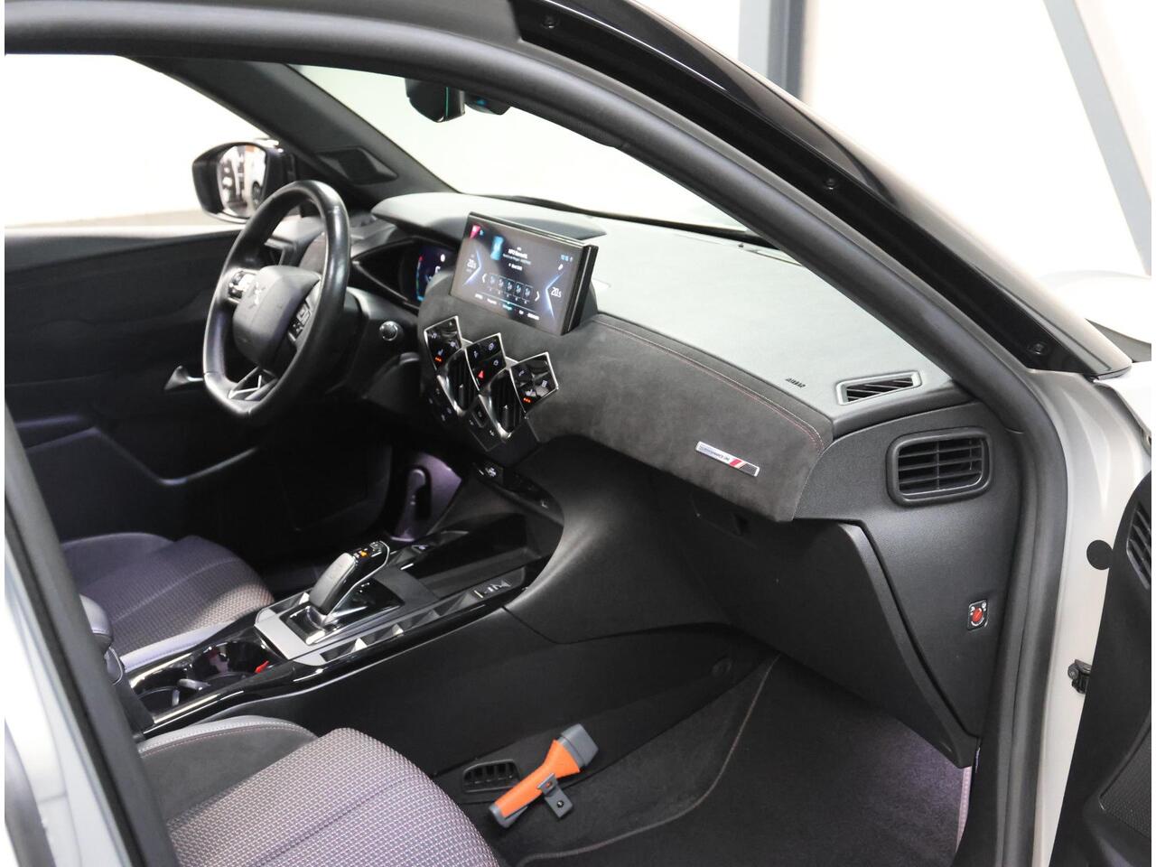 DS DS 3 CROSSBACK Performance Line 50kWh 136PK | 1ste eigenaar | 3 FASE | Camera | LEER/Stof | Stoelverwarming | Navigatie | AUTOMAAT | AppleCarPlay/AndroidAuto | Navigatie | Climate Control | Cruise Control | Keyless | Privacy Glass | Isofix |