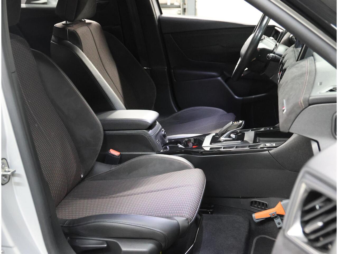 DS DS 3 CROSSBACK Performance Line 50kWh 136PK | 1ste eigenaar | 3 FASE | Camera | LEER/Stof | Stoelverwarming | Navigatie | AUTOMAAT | AppleCarPlay/AndroidAuto | Navigatie | Climate Control | Cruise Control | Keyless | Privacy Glass | Isofix |