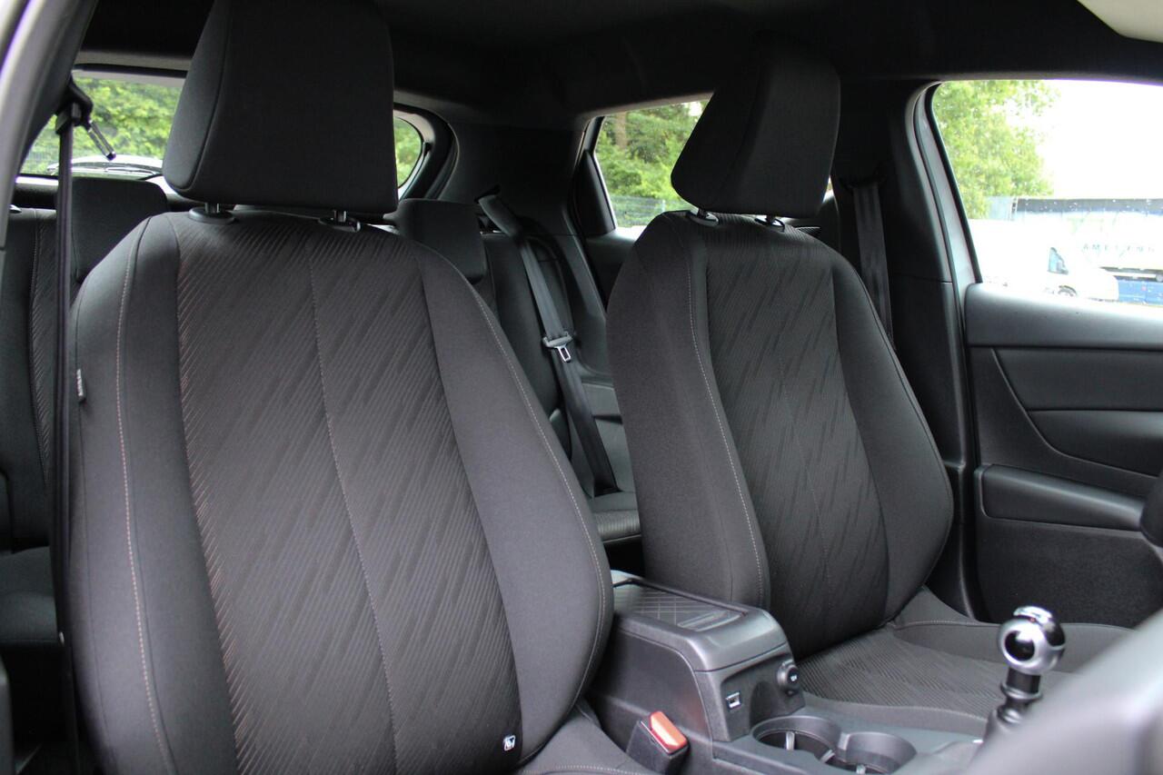 DS DS 3 CROSSBACK 1.2 PureTech 100pk Montmartre | Navigatie | Parkeersensoren | Cruise control | Carplay | Climate control