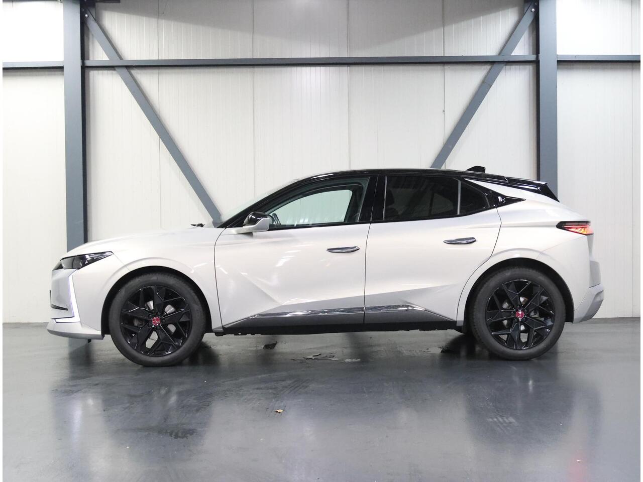 DS DS 4 Performance Line 130PK Automaat | Navigatie | Achteruitrijcamera | Parkeersensoren Voor en Achter | Alcantara Bekleding | Verwarmd Comfortstoelen | LED Koplampen | Keyless Entry/Start | 19" Lichtmetalen Velgen | Apple Carplay/Android Auto |