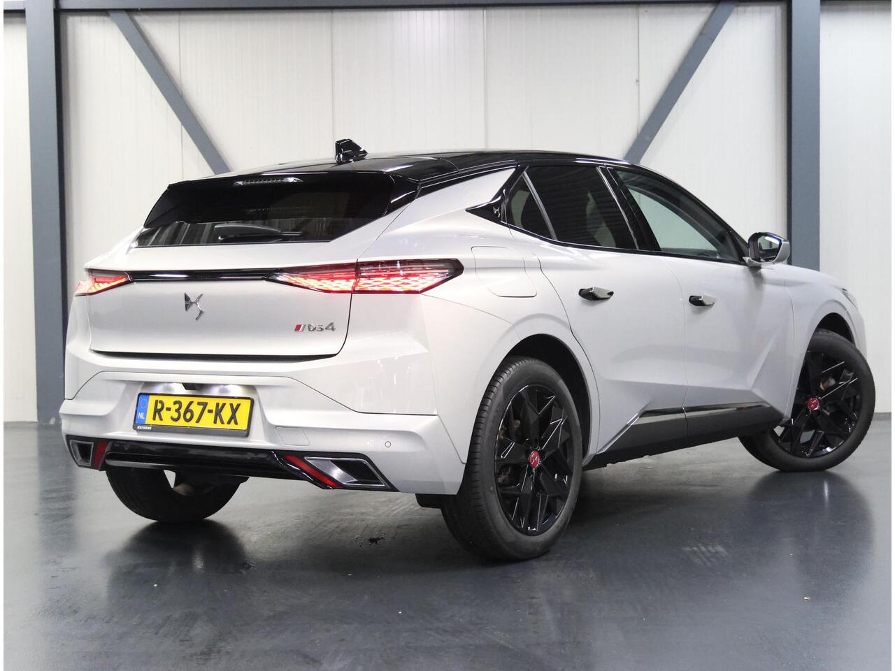 DS DS 4 Performance Line 130PK Automaat | Navigatie | Achteruitrijcamera | Parkeersensoren Voor en Achter | Alcantara Bekleding | Verwarmd Comfortstoelen | LED Koplampen | Keyless Entry/Start | 19" Lichtmetalen Velgen | Apple Carplay/Android Auto |