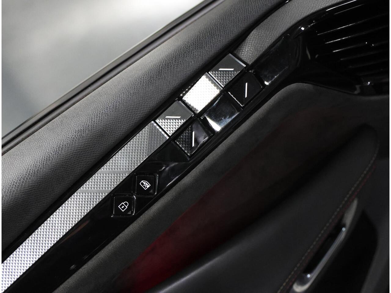 DS DS 4 Performance Line 130PK Automaat | Navigatie | Achteruitrijcamera | Parkeersensoren Voor en Achter | Alcantara Bekleding | Verwarmd Comfortstoelen | LED Koplampen | Keyless Entry/Start | 19" Lichtmetalen Velgen | Apple Carplay/Android Auto |