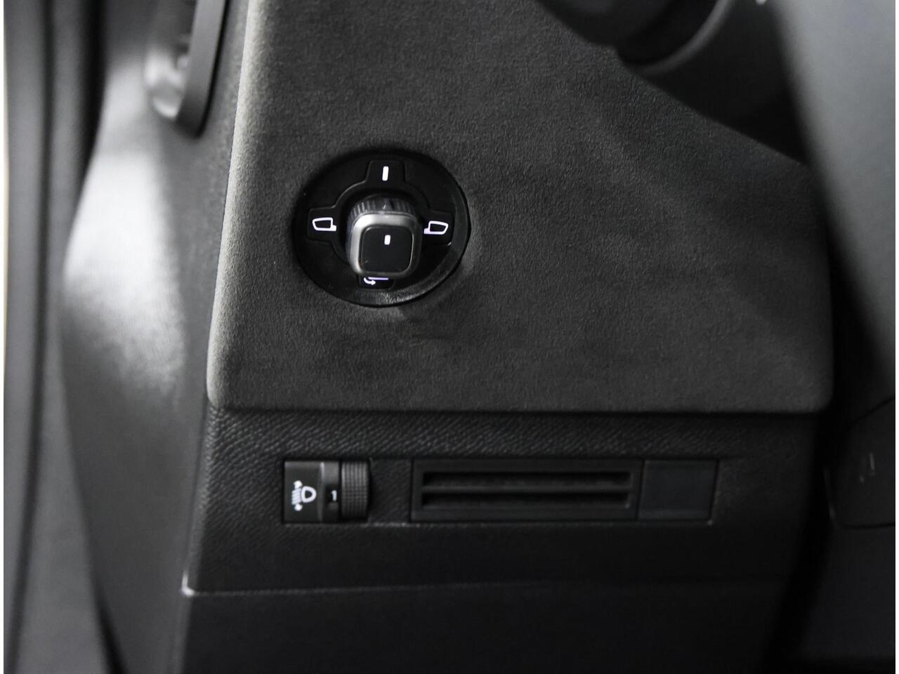 DS DS 4 Performance Line 130PK Automaat | Navigatie | Achteruitrijcamera | Parkeersensoren Voor en Achter | Alcantara Bekleding | Verwarmd Comfortstoelen | LED Koplampen | Keyless Entry/Start | 19" Lichtmetalen Velgen | Apple Carplay/Android Auto |