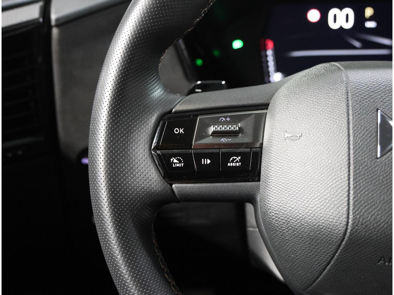 DS DS 4 Performance Line 130PK Automaat | Navigatie | Achteruitrijcamera | Parkeersensoren Voor en Achter | Alcantara Bekleding | Verwarmd Comfortstoelen | LED Koplampen | Keyless Entry/Start | 19" Lichtmetalen Velgen | Apple Carplay/Android Auto |