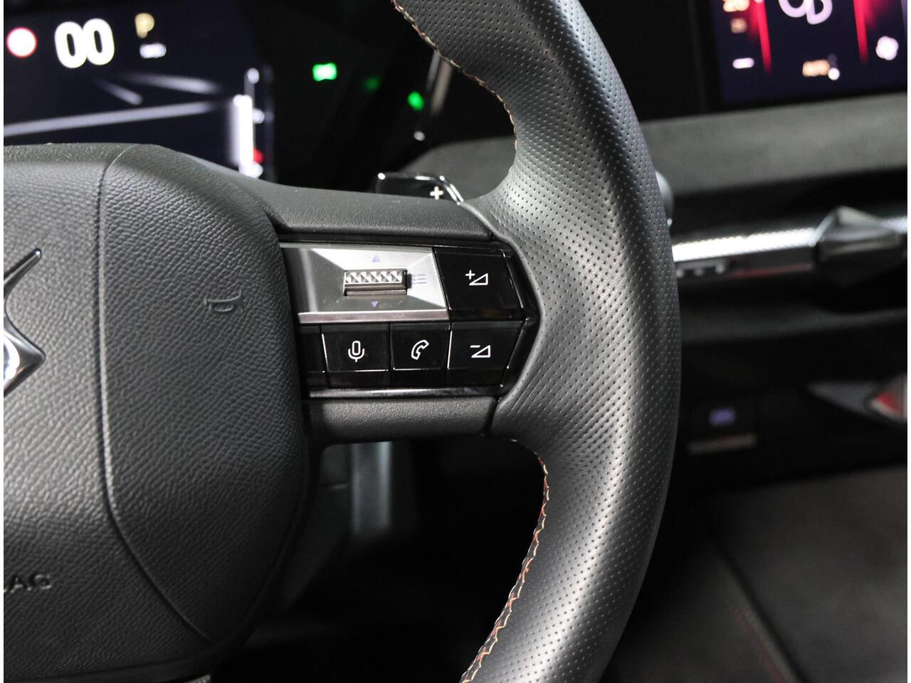 DS DS 4 Performance Line 130PK Automaat | Navigatie | Achteruitrijcamera | Parkeersensoren Voor en Achter | Alcantara Bekleding | Verwarmd Comfortstoelen | LED Koplampen | Keyless Entry/Start | 19" Lichtmetalen Velgen | Apple Carplay/Android Auto |