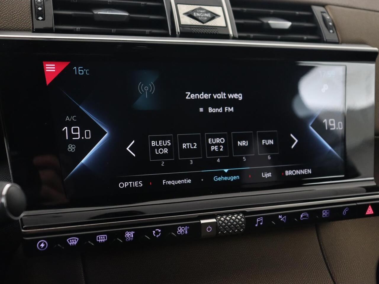 DS DS 7 Crossback E-Tense Be Chic | Camera | Bi-Xenon | Carplay | Navigatie | 19'' | Digital Cockpit | Climate control | Parkeerhulp | Cruise control | PHEV | Plug In