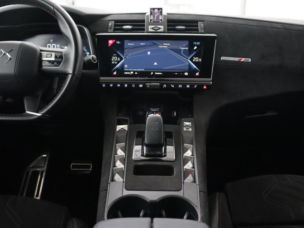 DS DS 7 Crossback E-Tense Performance Line 225 | SOH 90% | Stoelverwarming | Adaptive cruise | Alcantara | Keyless | Full LED | Carplay | Navigatie | Memory | Digital Cockpit | Dodehoek detectie | DAB | Getint glas | PHEV | Plug In