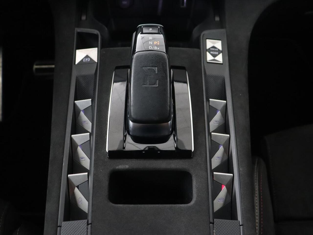 DS DS 7 Crossback E-Tense Performance Line 225 | SOH 90% | Stoelverwarming | Adaptive cruise | Alcantara | Keyless | Full LED | Carplay | Navigatie | Memory | Digital Cockpit | Dodehoek detectie | DAB | Getint glas | PHEV | Plug In