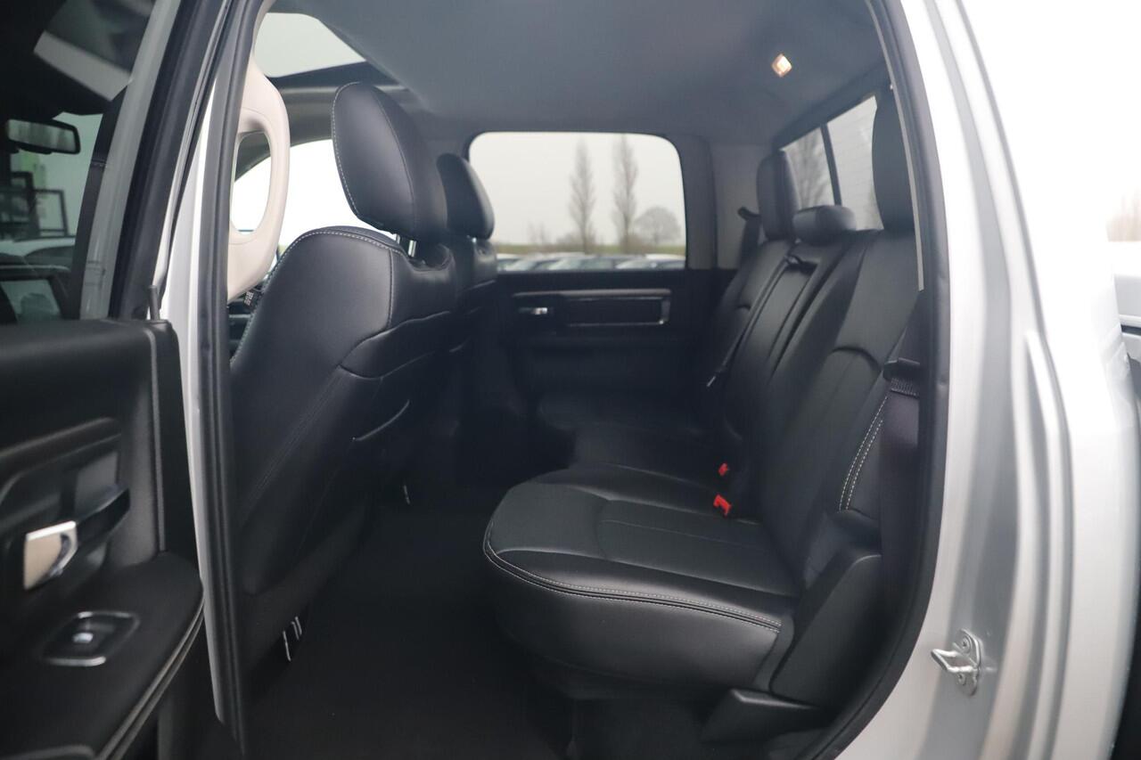 Dodge 1500 Ram 5.7 V8 4x4 Quad Cab 6'4 Laramie Silver / Black Trekhaak Schuifdak Leder Alpine Sound 20 inch LMV Stuur & Stoelverwarming 3500KG Trekgewicht