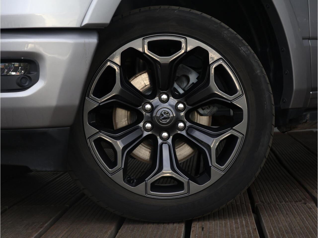 Dodge 1500 Ram 5.7 V8 4x4 Crew Cab Limited | Luchtvering | Rambox | LPG | Groot Navi