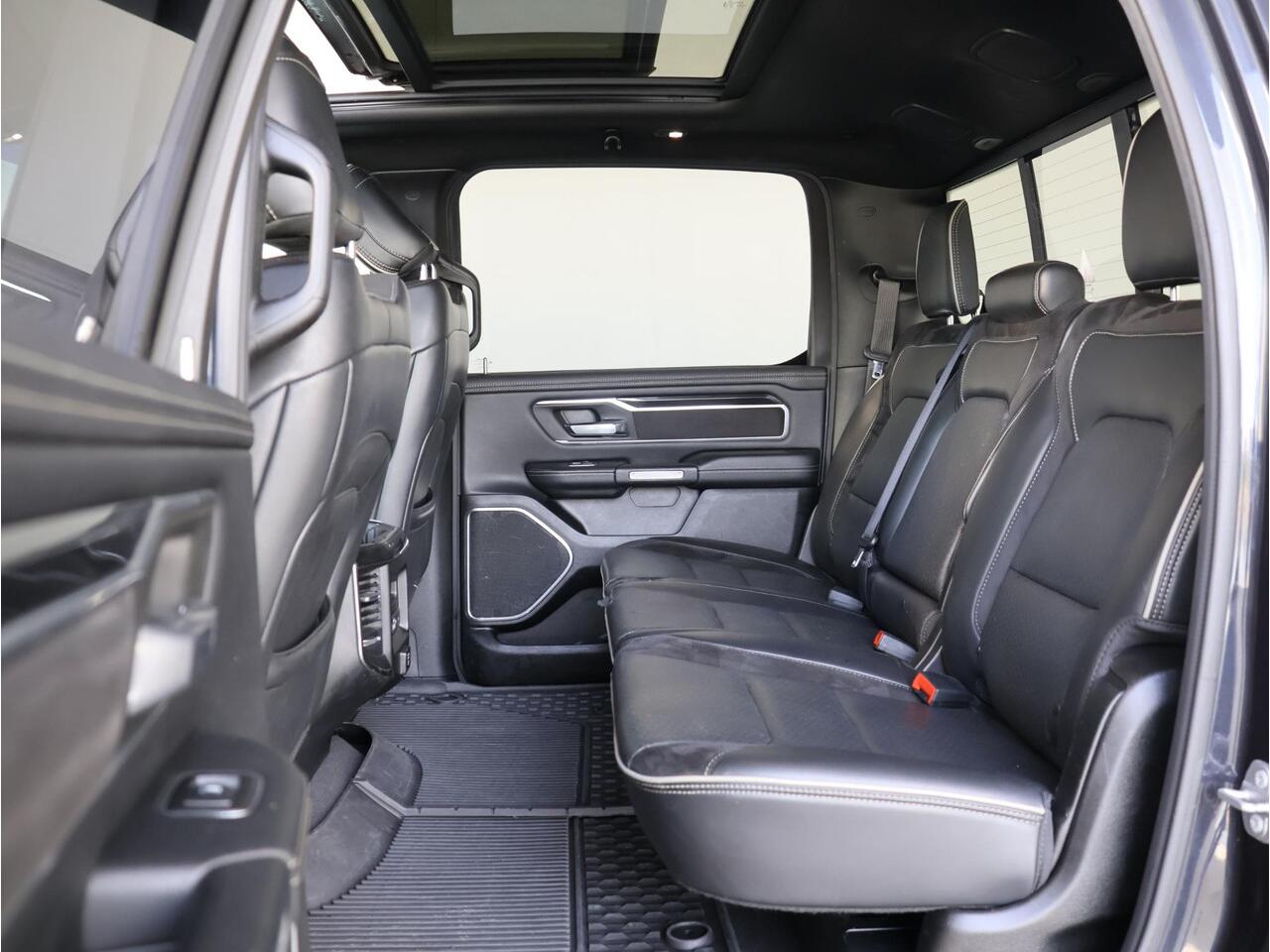 Dodge 1500 Ram 5.7 V8 4x4 Crew Cab Laramie Night | Panoramadak | Luchtvering | Groot Navigatie | Elektrisch Sidebars |