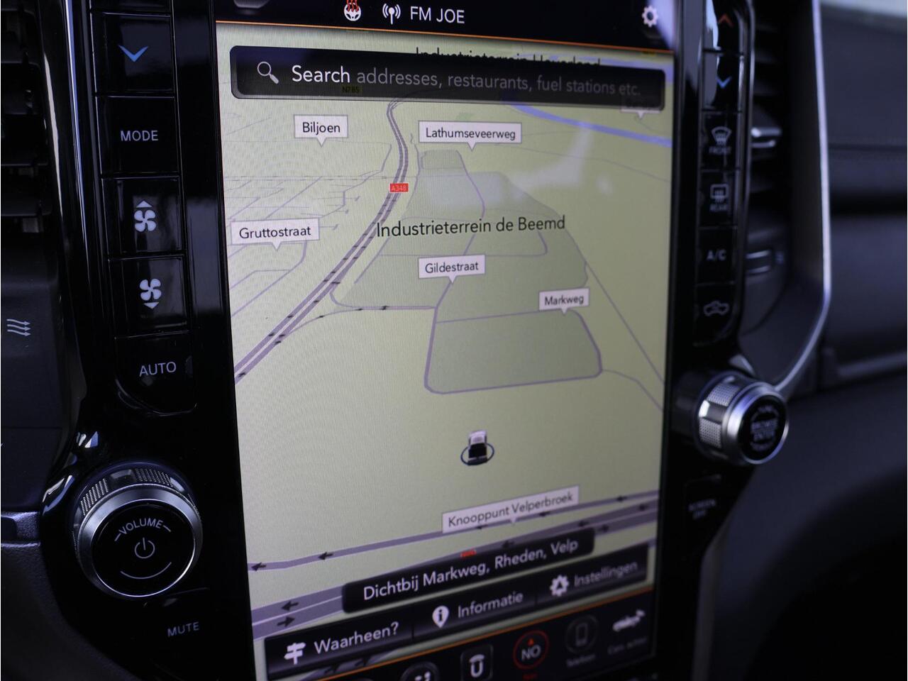 Dodge 1500 Ram 5.7 V8 4x4 Crew Cab Laramie Night | Panoramadak | Luchtvering | Groot Navigatie | Elektrisch Sidebars |