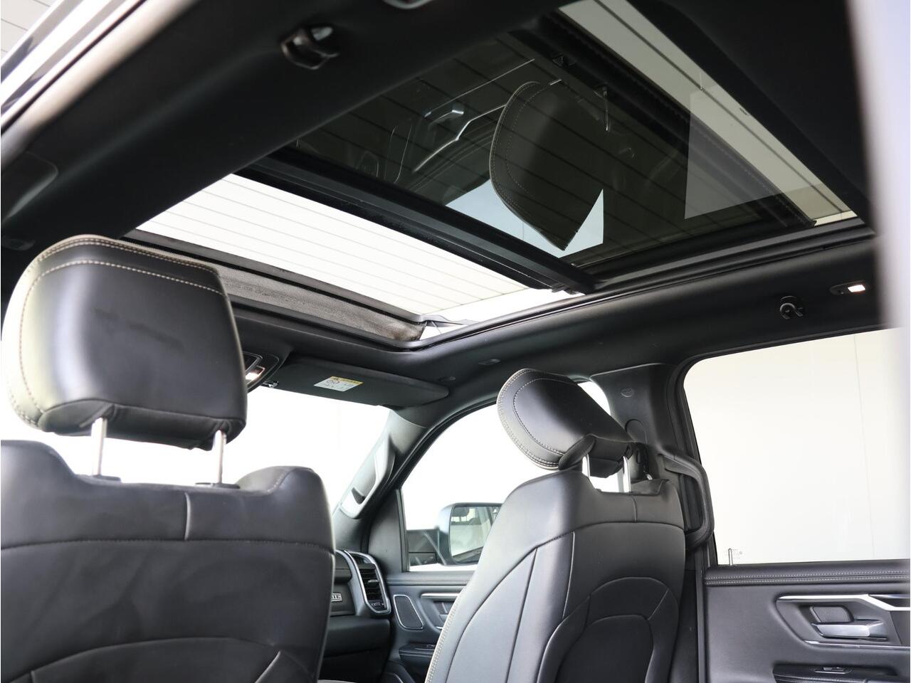 Dodge 1500 Ram 5.7 V8 4x4 Crew Cab Laramie Night | Panoramadak | Luchtvering | Groot Navigatie | Elektrisch Sidebars |