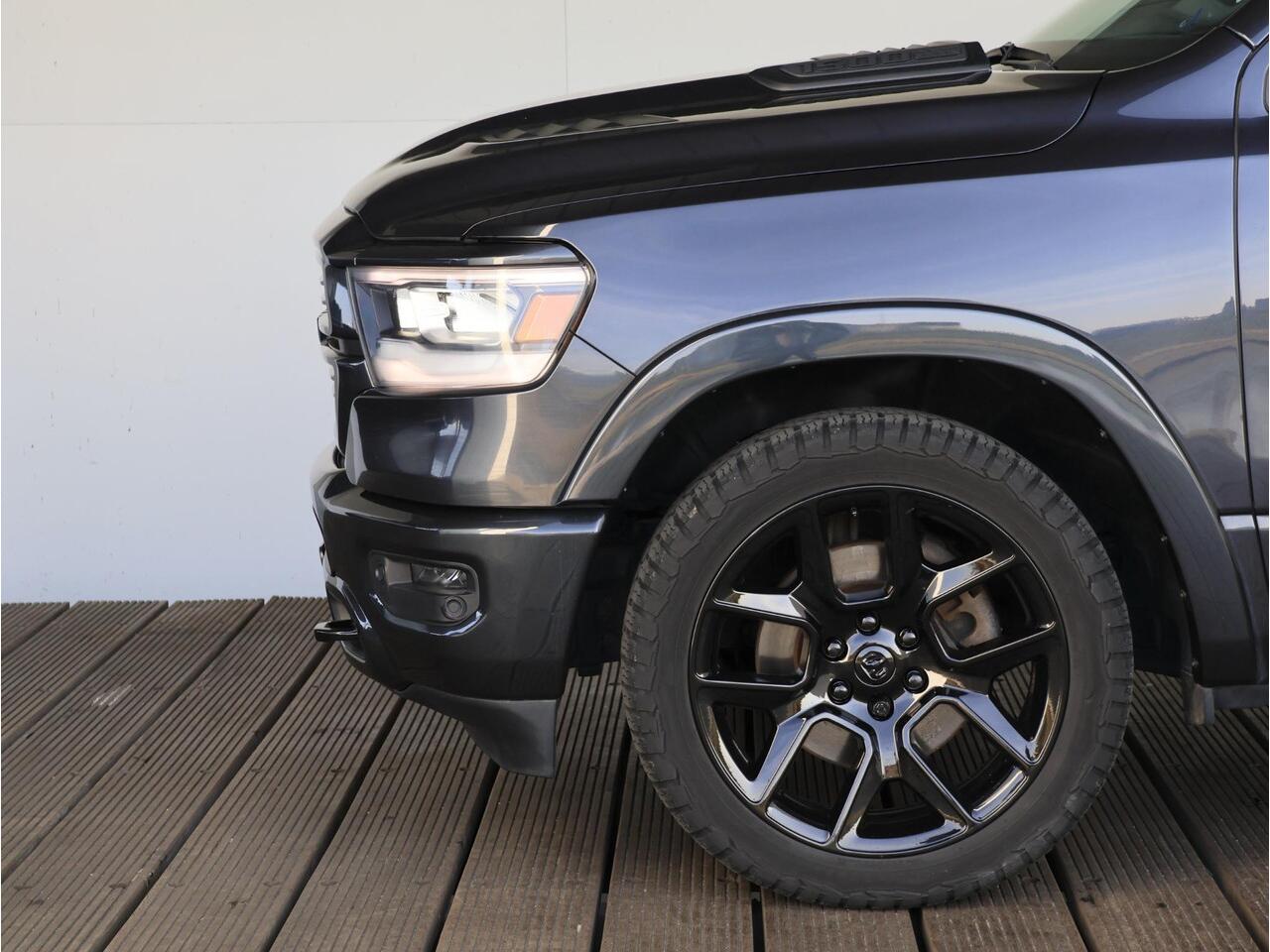 Dodge 1500 Ram 5.7 V8 4x4 Crew Cab Laramie Night | Panoramadak | Luchtvering | Groot Navigatie | Elektrisch Sidebars |