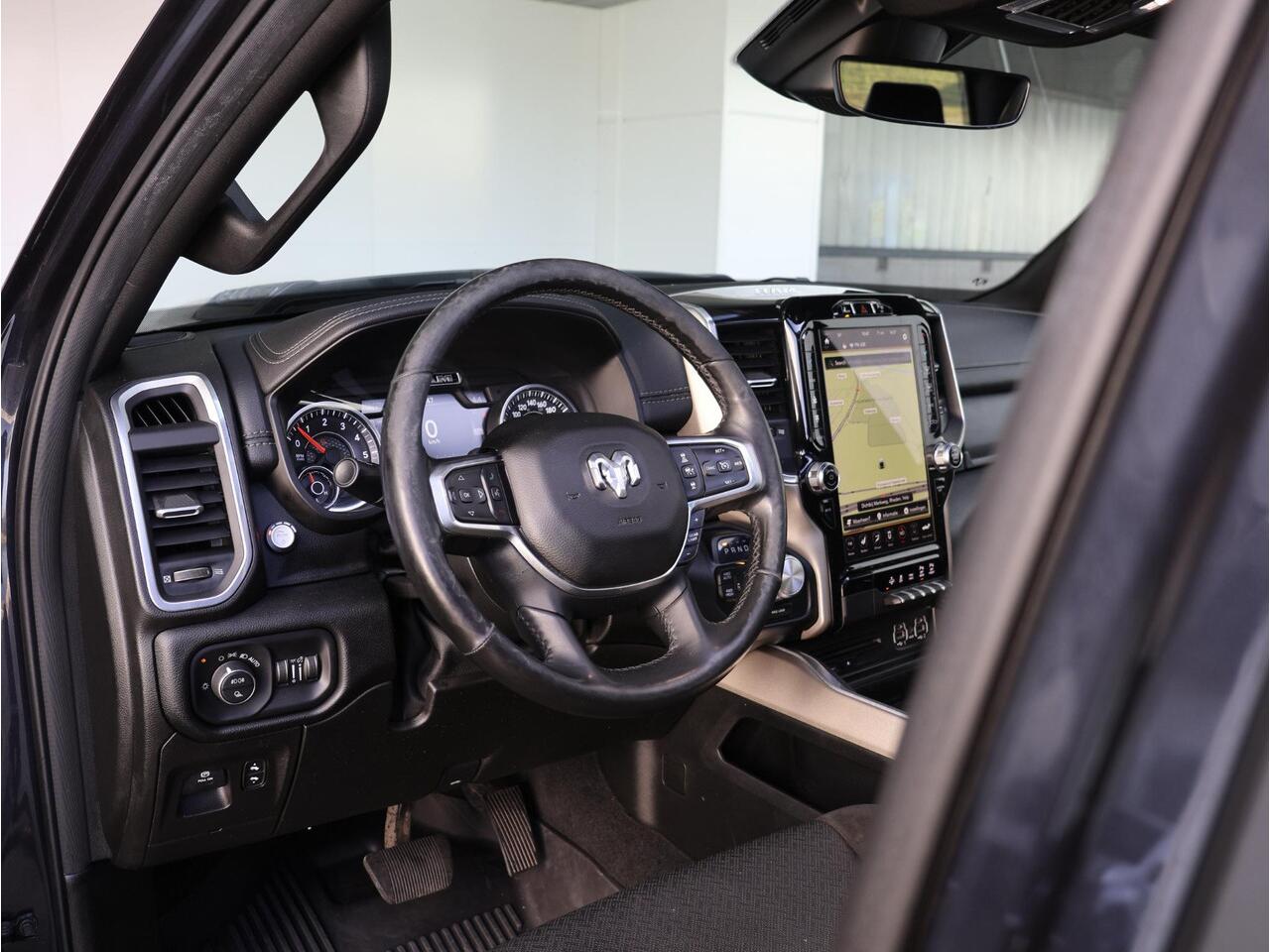 Dodge 1500 Ram 5.7 V8 4x4 Crew Cab Laramie Night | Panoramadak | Luchtvering | Groot Navigatie | Elektrisch Sidebars |