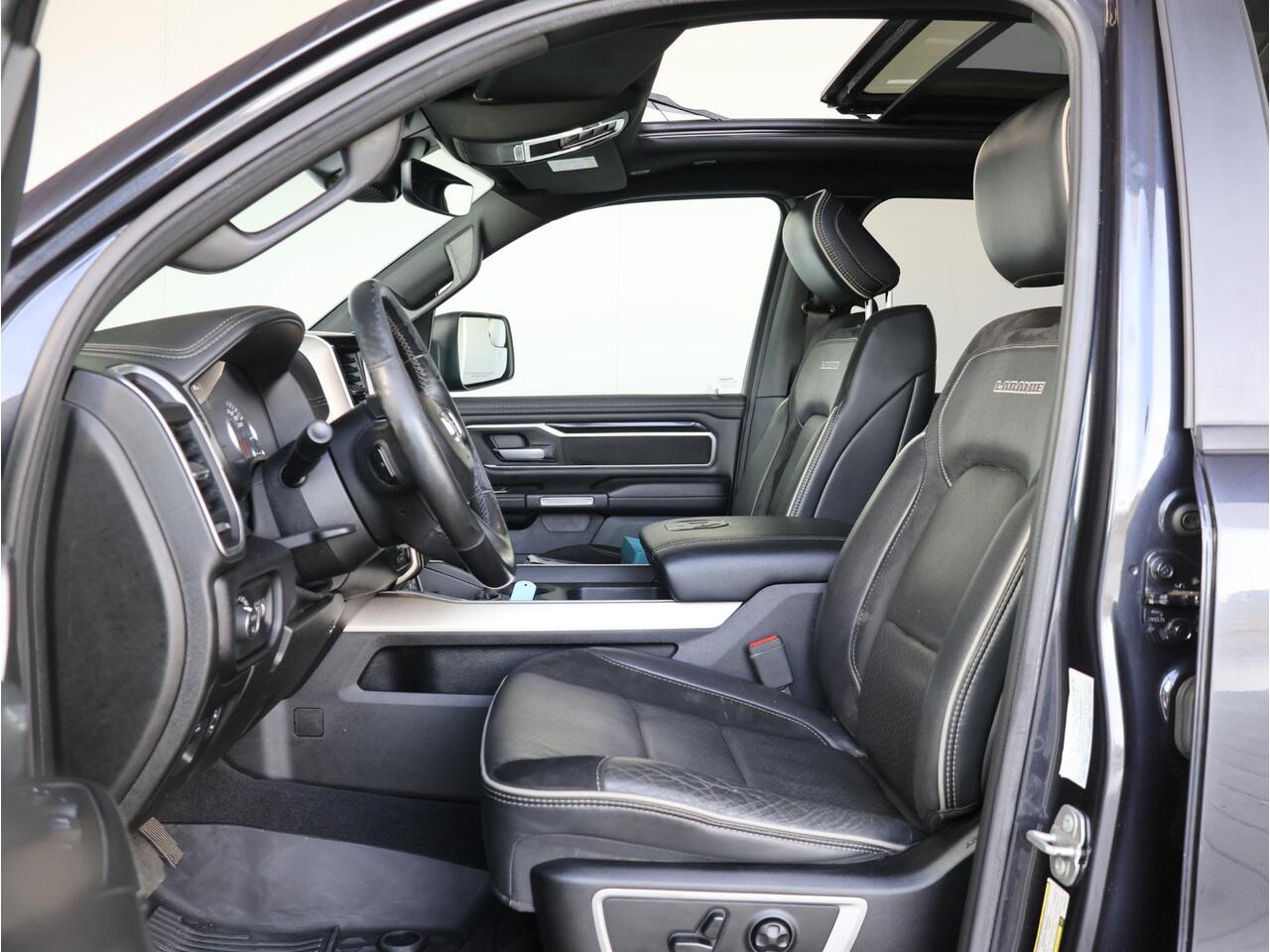 Dodge 1500 Ram 5.7 V8 4x4 Crew Cab Laramie Night | Panoramadak | Luchtvering | Groot Navigatie | Elektrisch Sidebars |