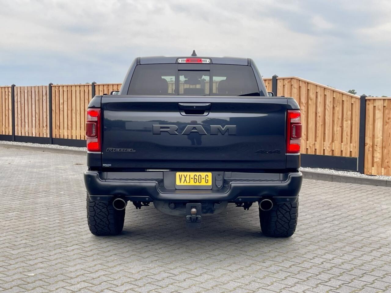 Dodge 1500 RAM REBEL 5.7 HEMI V8 1 EIG PANO MINI TRX!