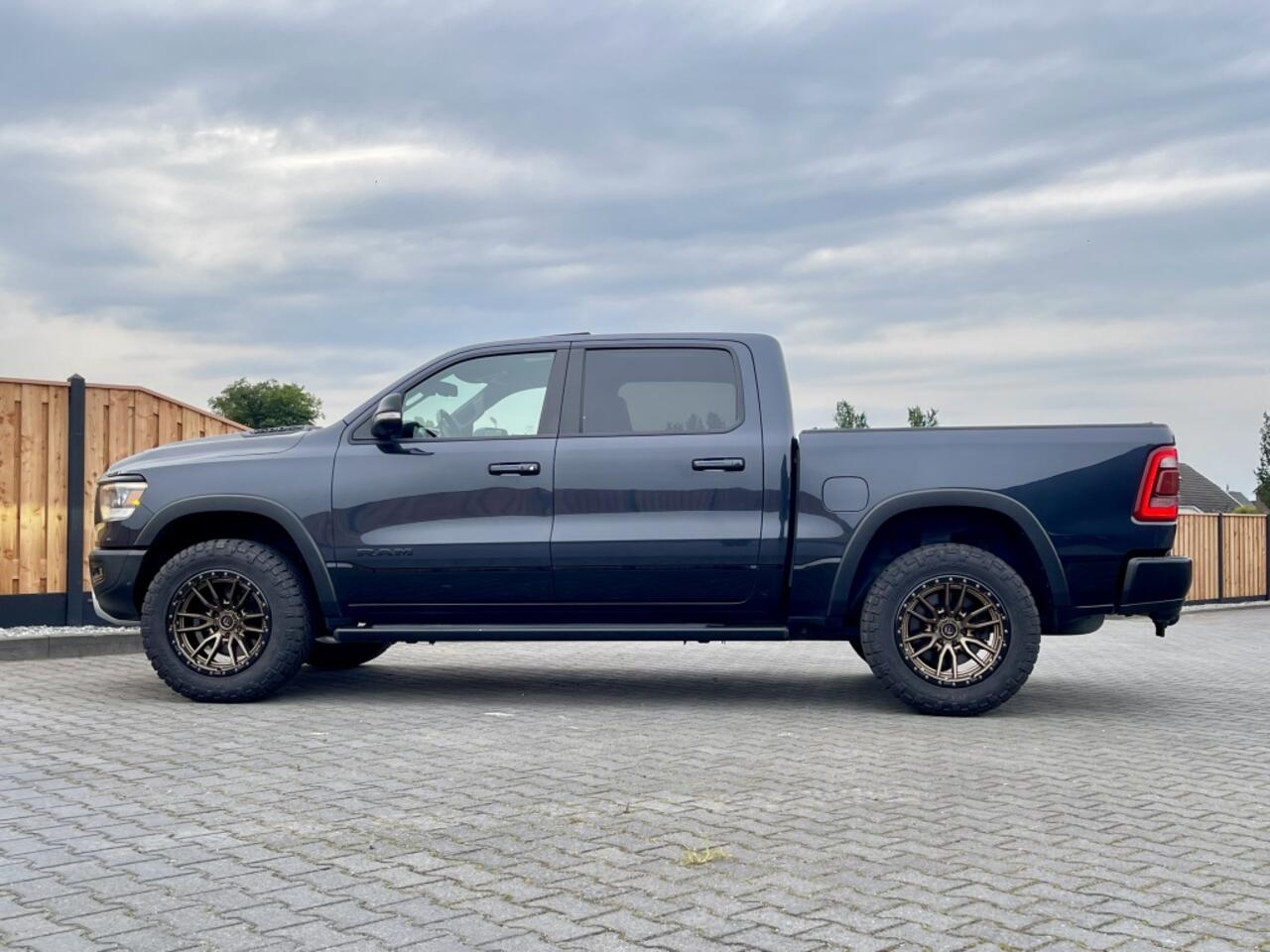Dodge 1500 RAM REBEL 5.7 HEMI V8 1 EIG PANO MINI TRX!