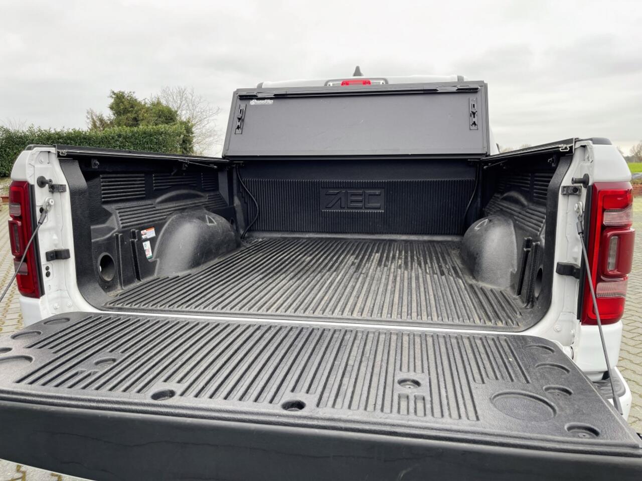 Dodge 1500 RAM LARAMIE/SPORT GROOT SCHERM NIGHT EDITION LPG