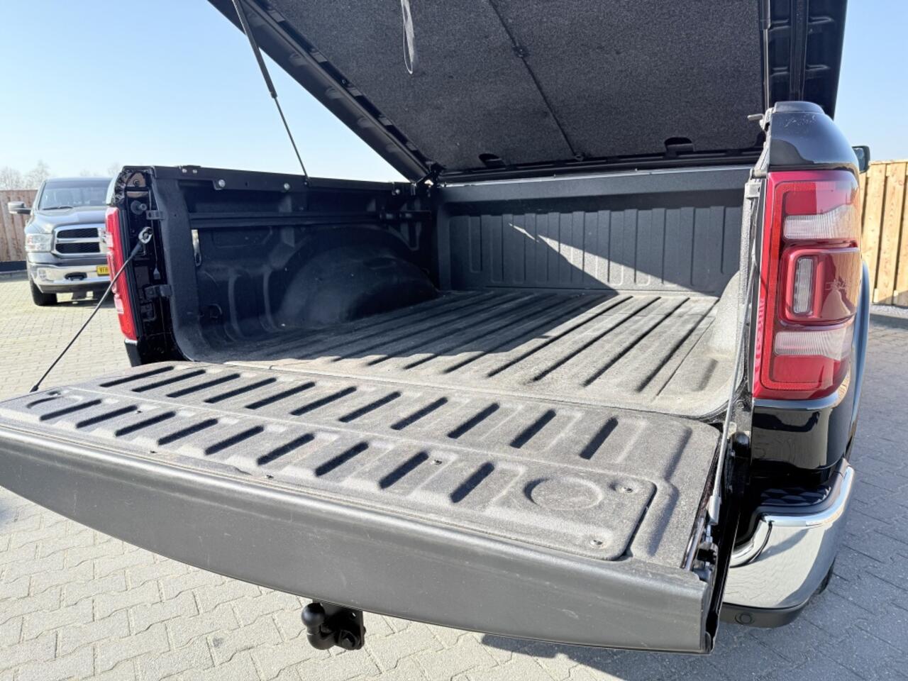 Dodge 1500 RAM 5.7 V8 HEMI 4X4 6 PERSOONS! PANO LPG G3