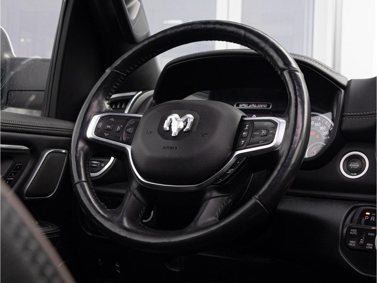 Dodge 1500 Ram 5.7 V8 4x4 Crew Cab Laramie Night | Luchtvering | Elektrische side steps |