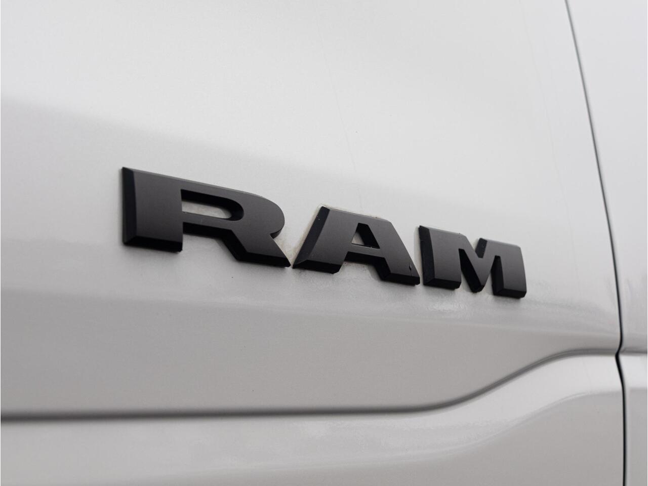 Dodge 1500 Ram 5.7 V8 4x4 Crew Cab Laramie Night | Luchtvering | Elektrische side steps |