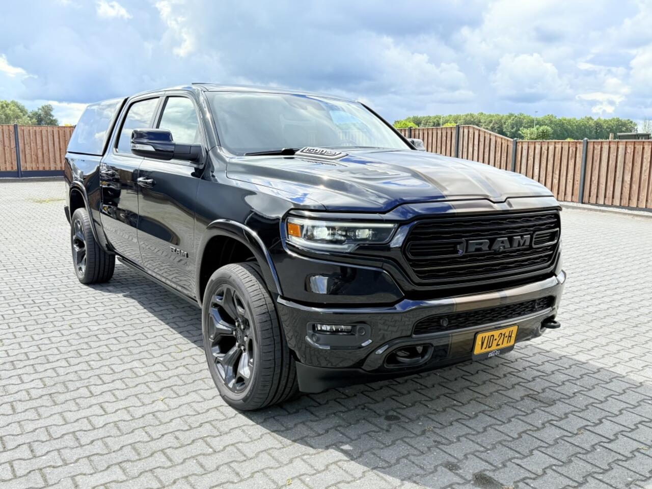 Dodge 1500 RAM 5.7 HEMI V8 4x4 NIGHT/BLACK EDITION! LIMITED PANO LUCHTV