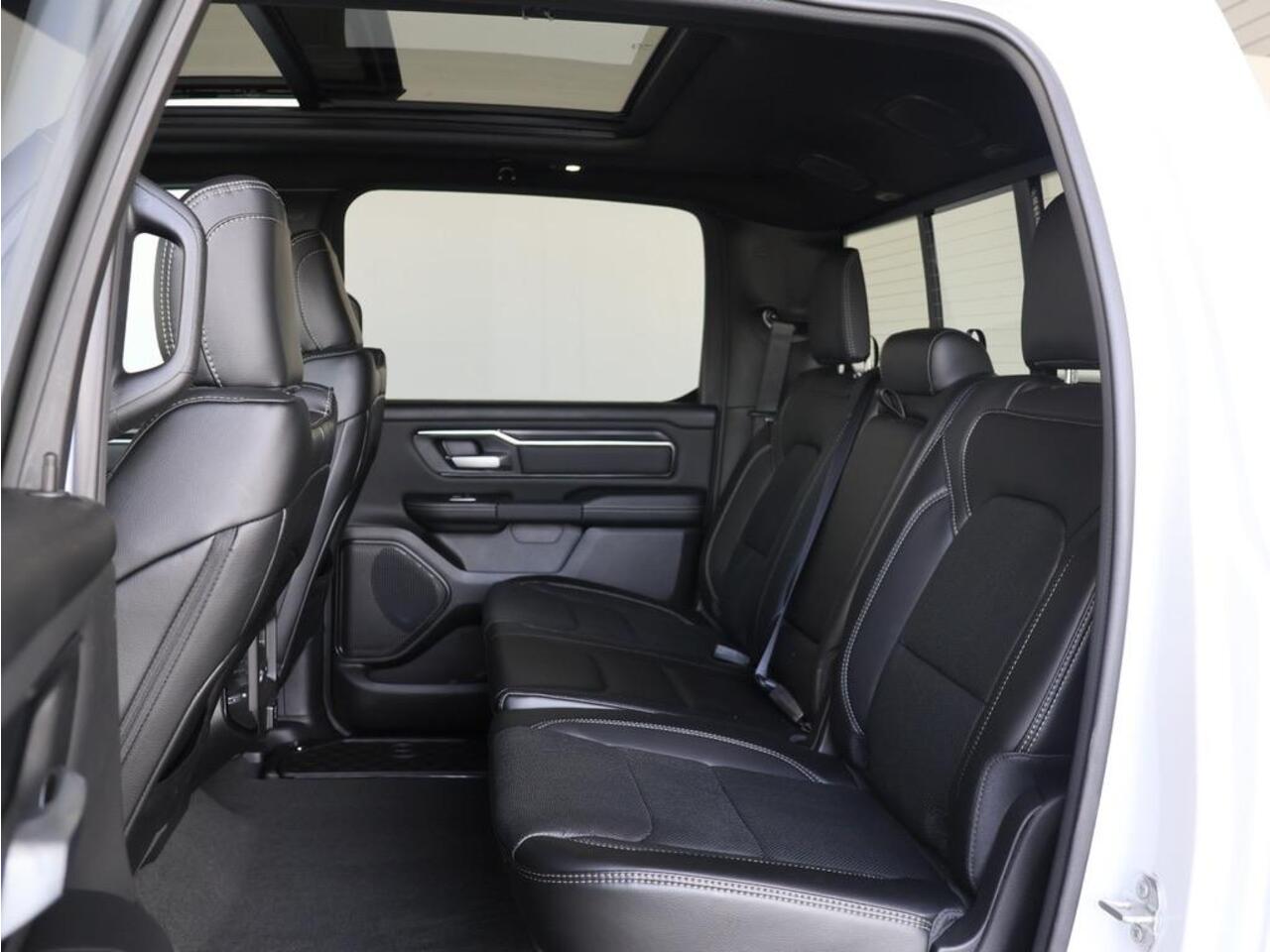 Dodge 1500 Ram 5.7 V8 4x4 Crew Cab Sport Night edition | Elektrisch Sidebars | Pano-Dak | Groot Navi | eTorque |