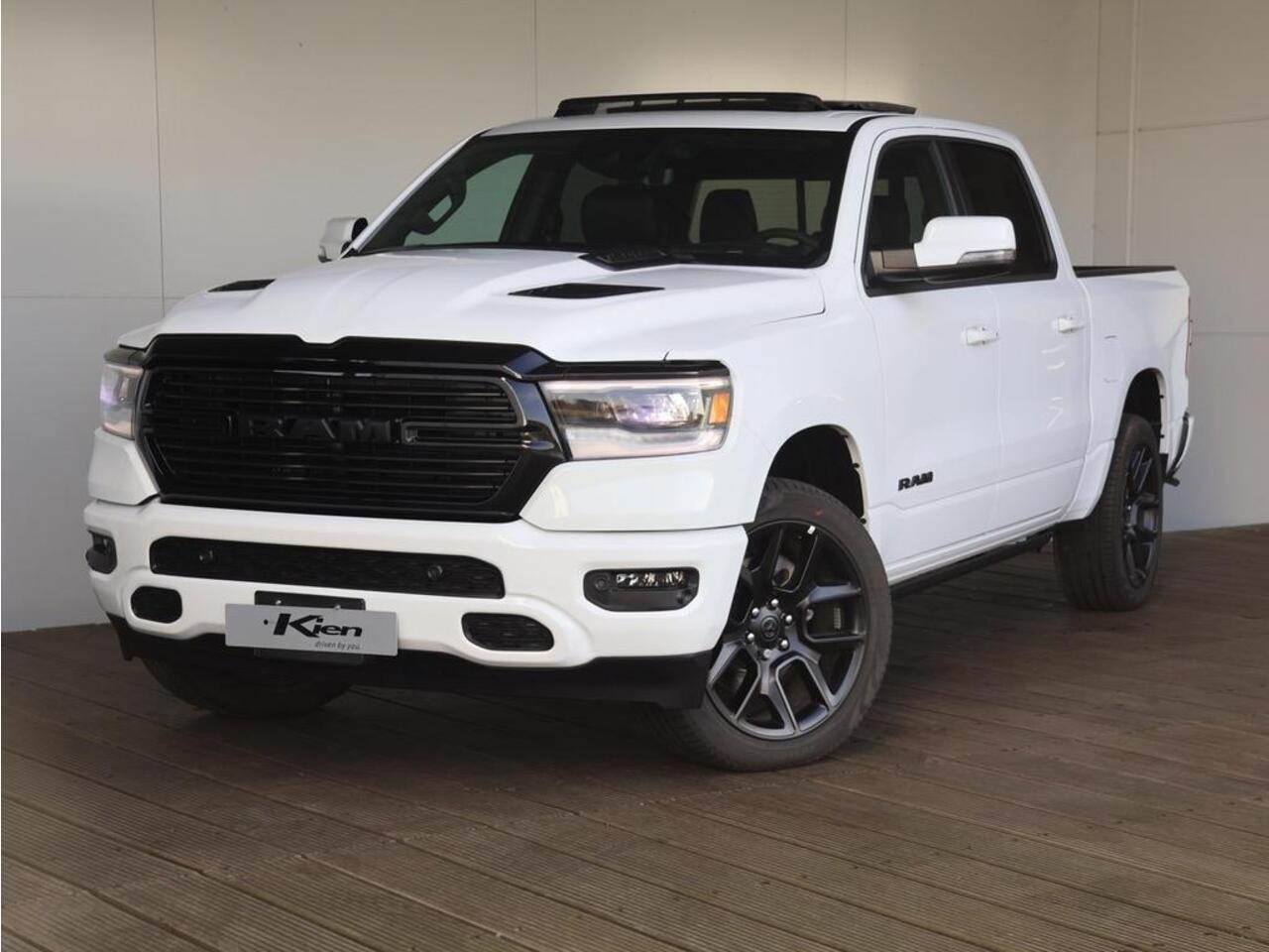 Dodge 1500 Ram 5.7 V8 4x4 Crew Cab Sport Night edition | Elektrisch Sidebars | Pano-Dak | Groot Navi | eTorque |