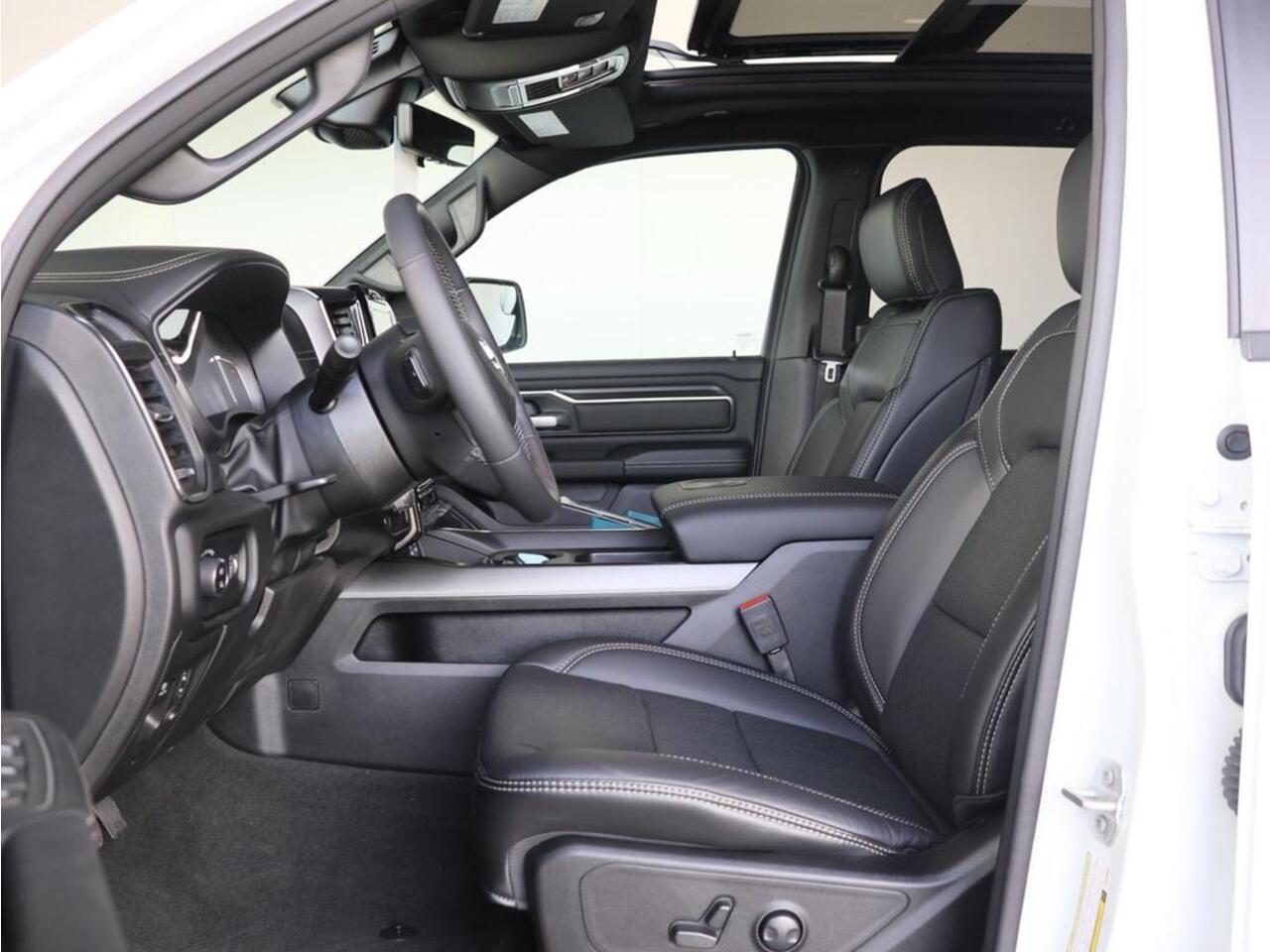 Dodge 1500 Ram 5.7 V8 4x4 Crew Cab Sport Night edition | Elektrisch Sidebars | Pano-Dak | Groot Navi | eTorque |