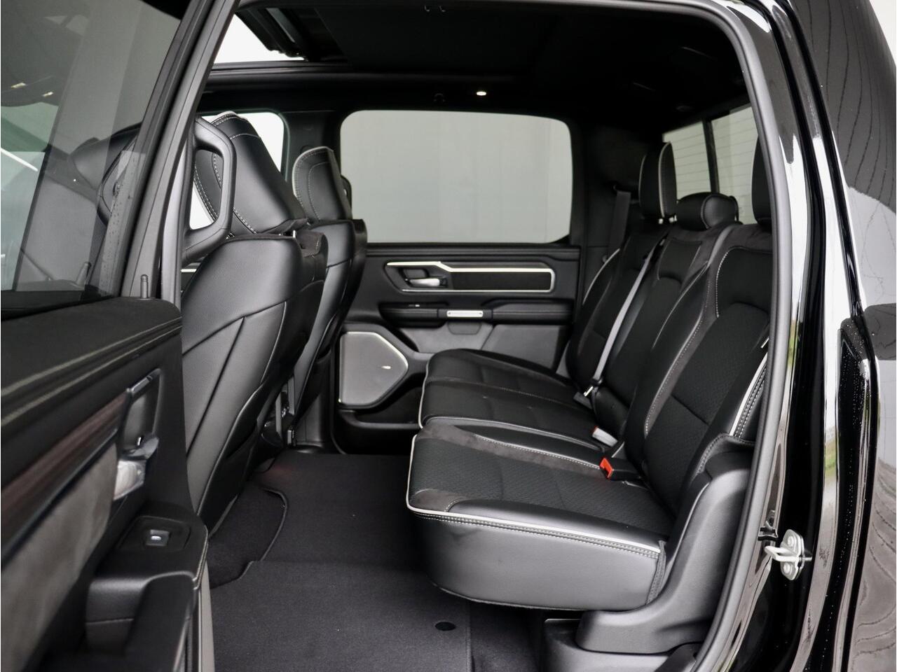 Dodge 1500 Ram 3.0 Hurricane Crew Cab Laramie Night Premium | LPG | Luchtvering | Bijrijders Scherm |