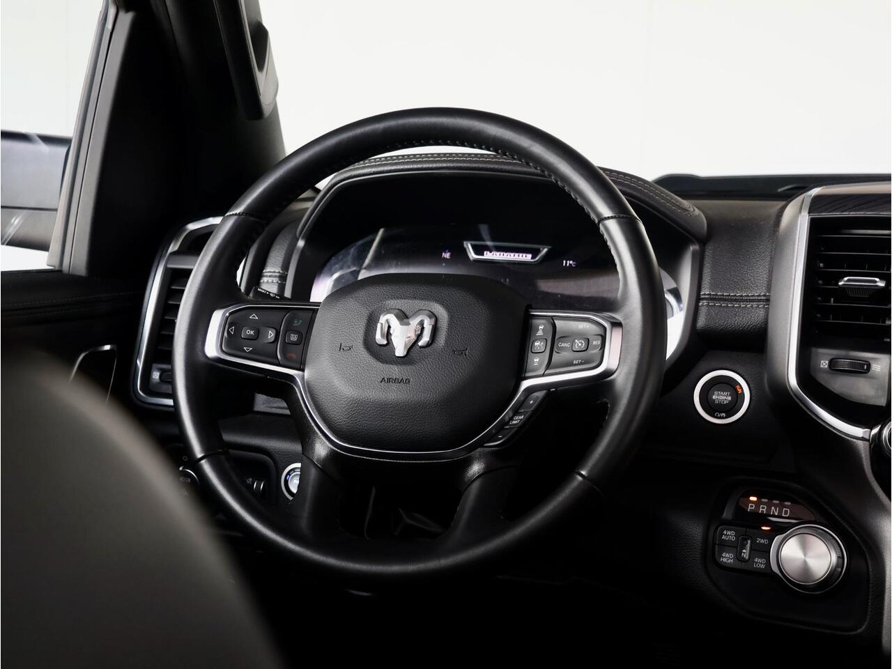 Dodge 1500 Ram 5.7 V8 4x4 Crew Cab Dominator | Uitlaatklep | Pano-dak | Tonneau cover | 22" | Fenders |