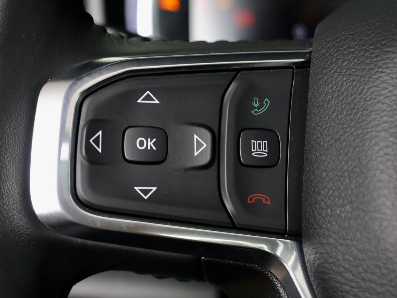 Dodge 1500 Ram 5.7 V8 4x4 Crew Cab Dominator | Uitlaatklep | Pano-dak | Tonneau cover | 22" | Fenders |