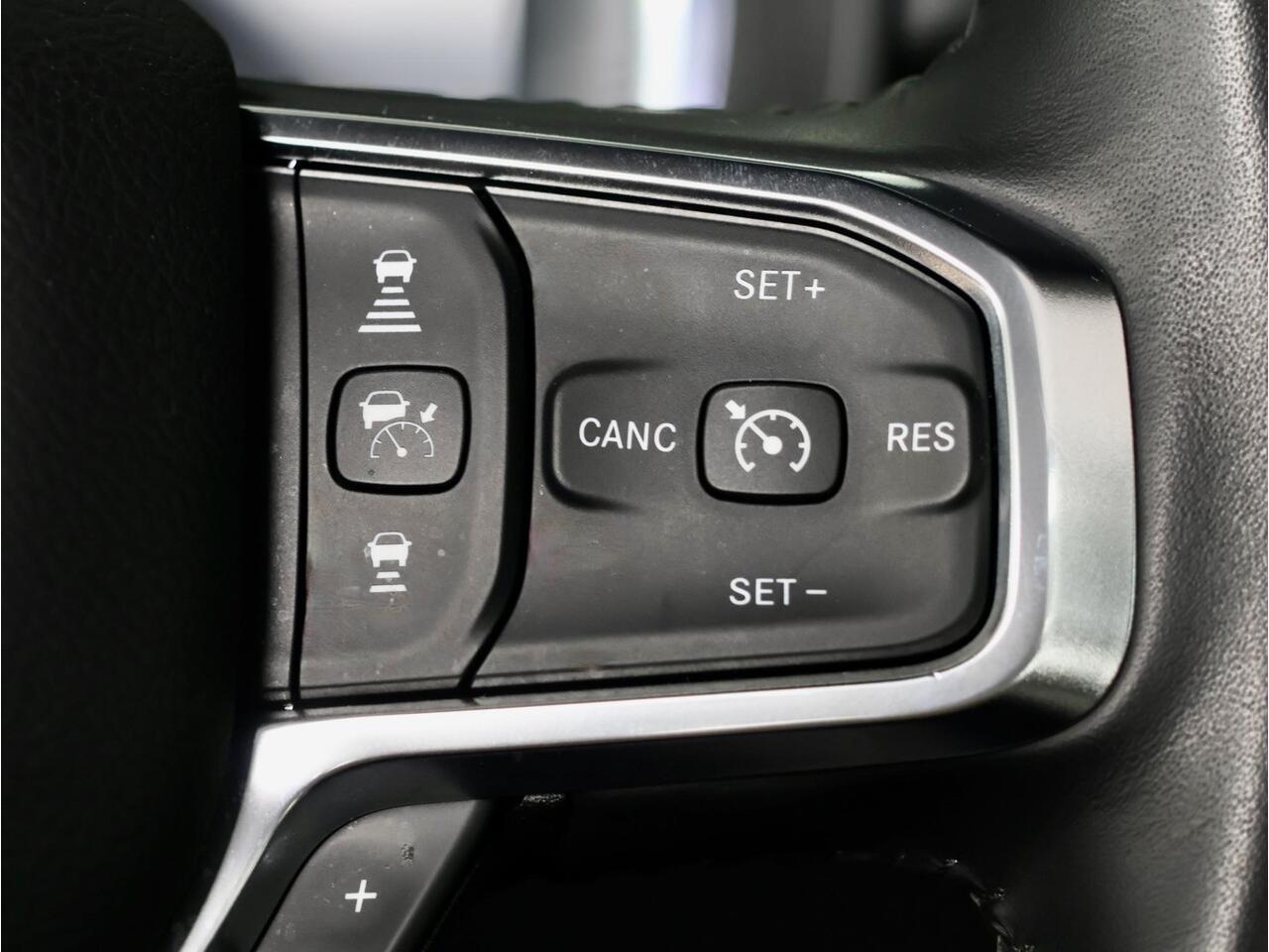 Dodge 1500 Ram 5.7 V8 4x4 Crew Cab Dominator | Uitlaatklep | Pano-dak | Tonneau cover | 22" | Fenders |