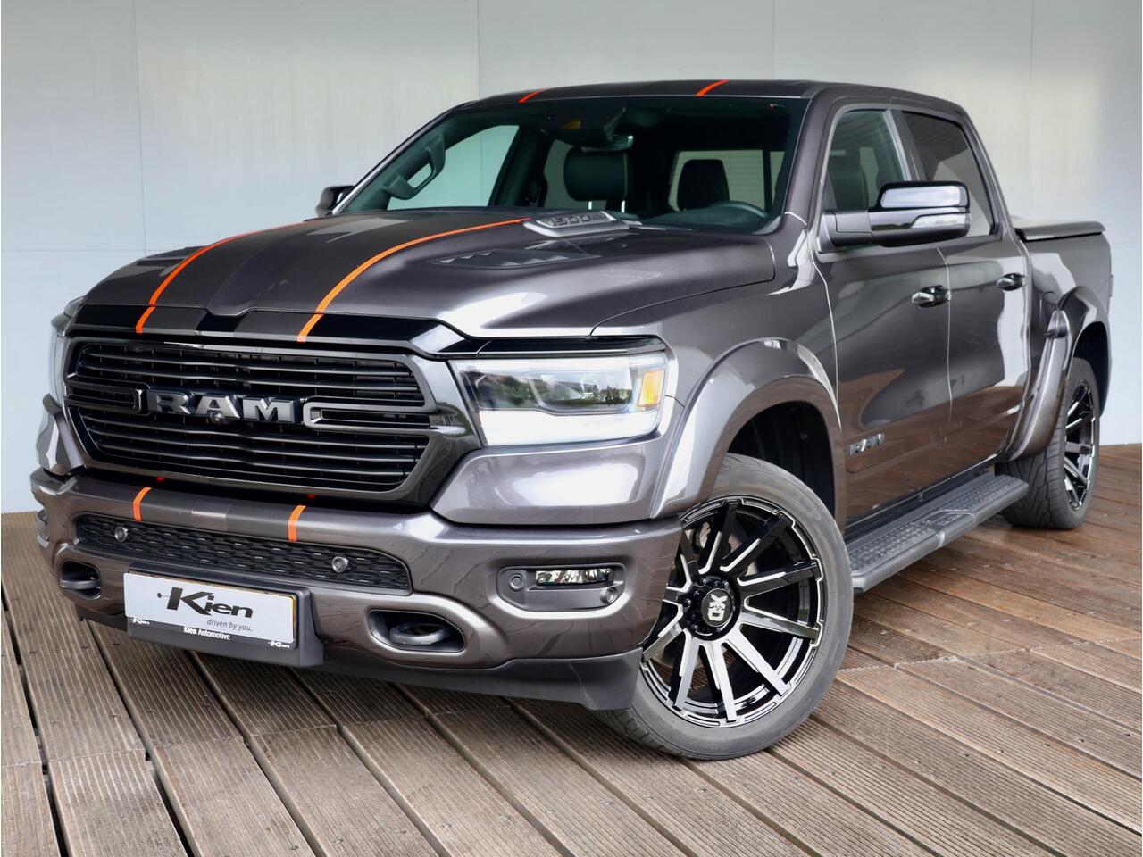 Dodge 1500 Ram 5.7 V8 4x4 Crew Cab Dominator | Uitlaatklep | Pano-dak | Tonneau cover | 22" | Fenders |