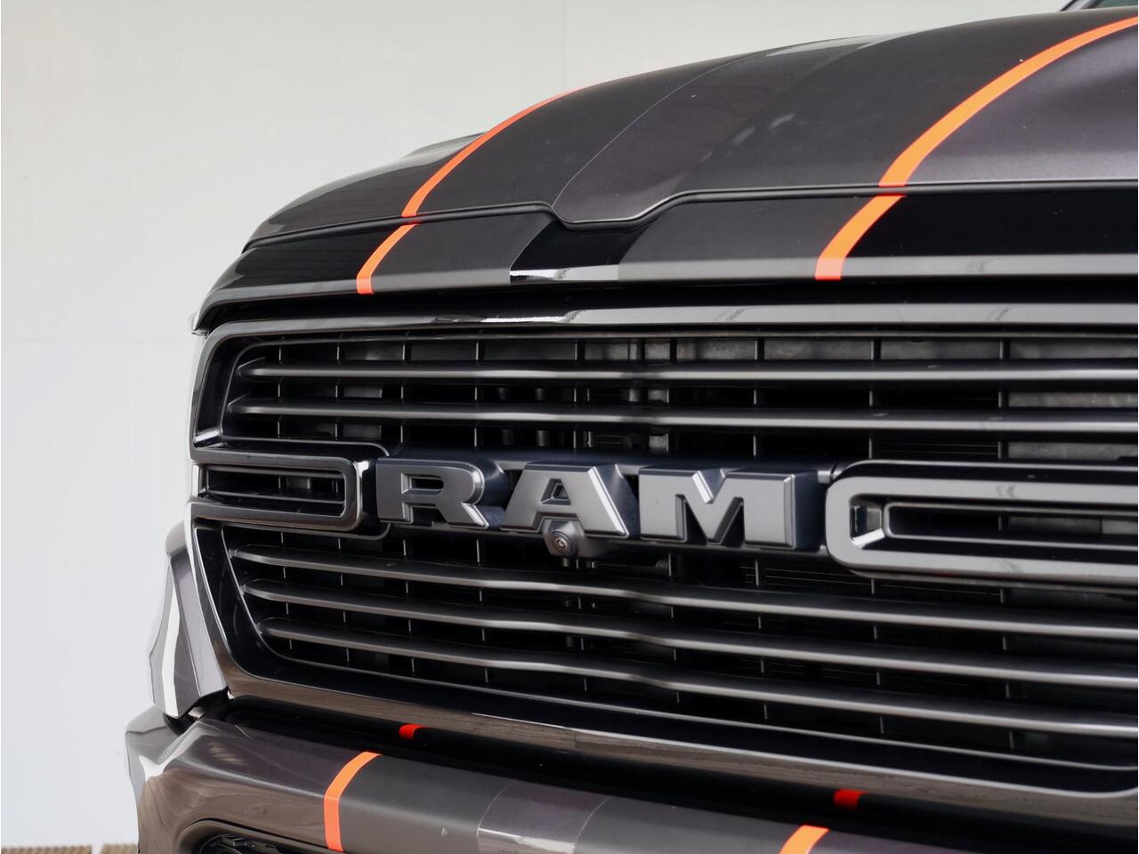 Dodge 1500 Ram 5.7 V8 4x4 Crew Cab Dominator | Uitlaatklep | Pano-dak | Tonneau cover | 22" | Fenders |