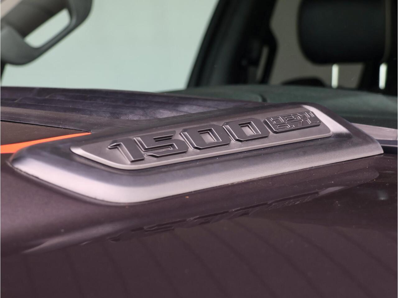 Dodge 1500 Ram 5.7 V8 4x4 Crew Cab Dominator | Uitlaatklep | Pano-dak | Tonneau cover | 22" | Fenders |